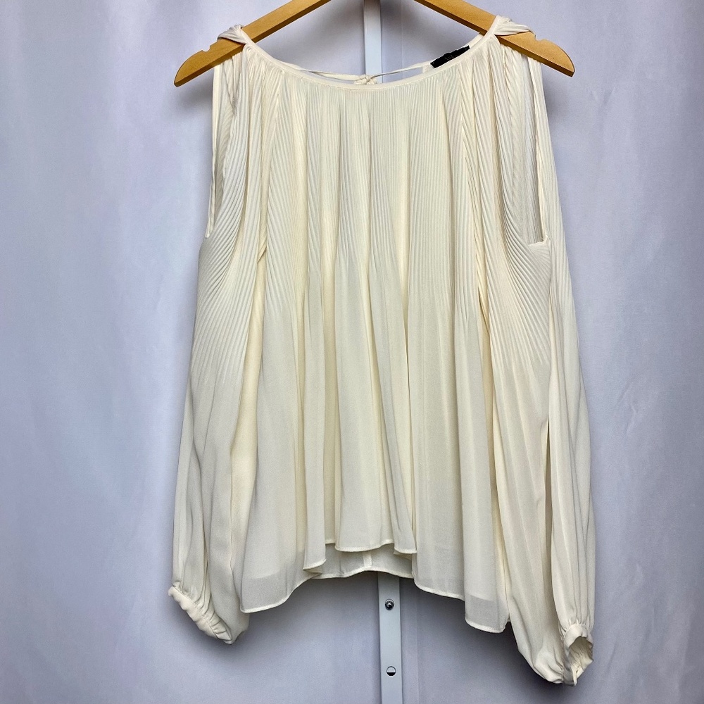 Aakaa Womenʻs Cream Pleated Flowy Open Shoulder Blouse w/ Tie Back Medium